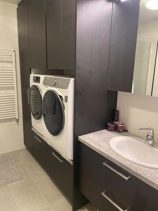 Beautiful Apartment Near Airport Njarthvik Екстер'єр фото