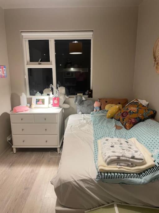 Beautiful Apartment Near Airport Njarthvik Екстер'єр фото
