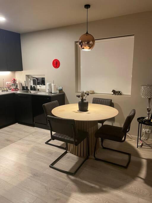 Beautiful Apartment Near Airport Njarthvik Екстер'єр фото