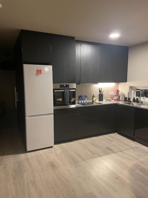 Beautiful Apartment Near Airport Njarthvik Екстер'єр фото