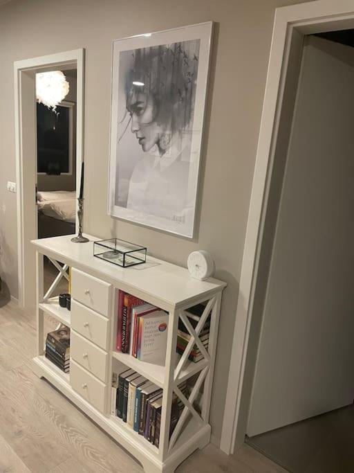 Beautiful Apartment Near Airport Njarthvik Екстер'єр фото